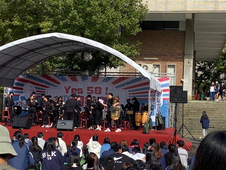 學生專注欣賞演出