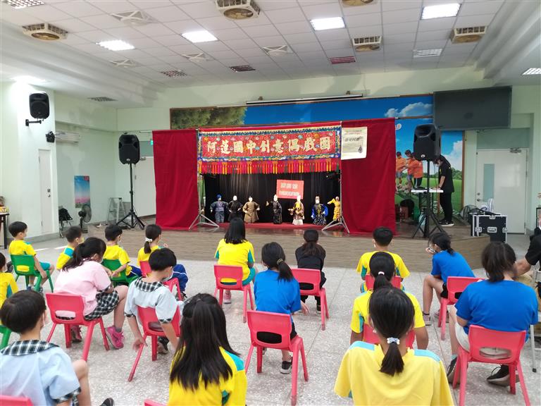 大鄉國小學生們專心的觀賞演出