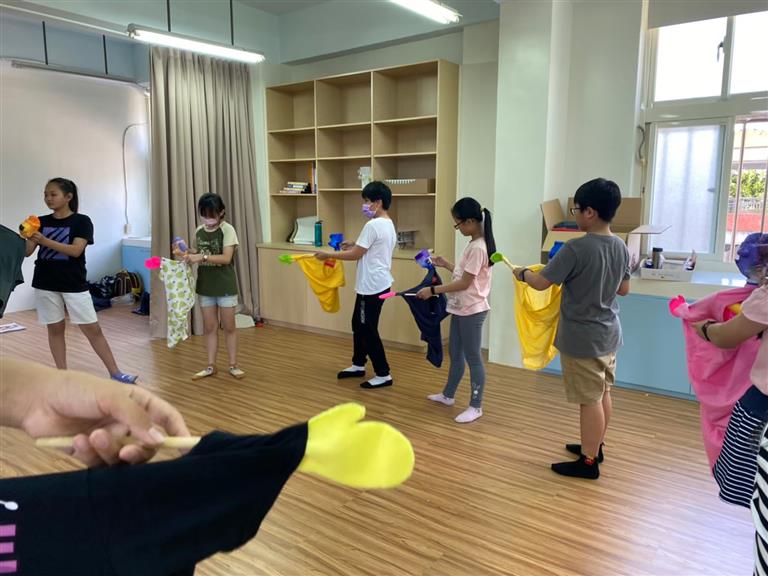 學生體驗操偶練習