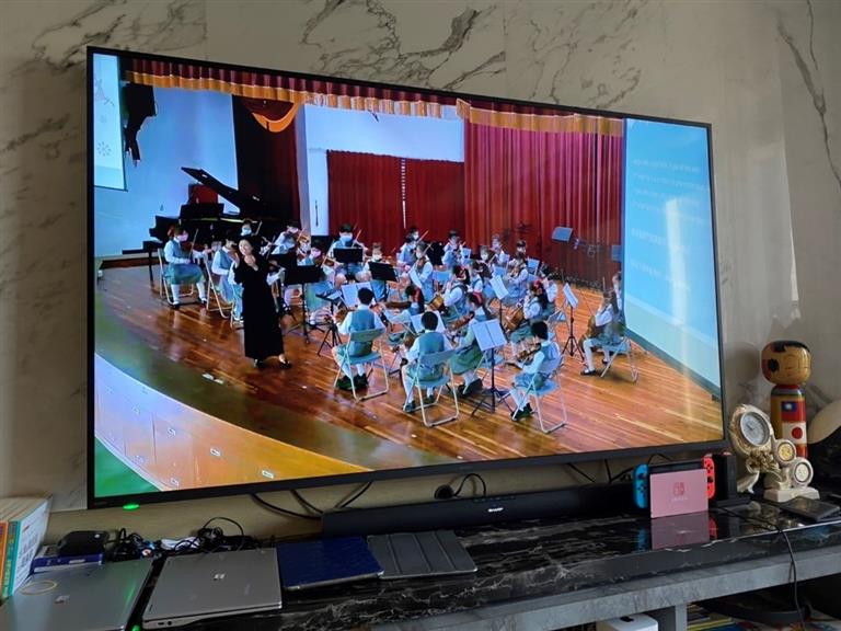 樂團學生家長透過直播畫面欣賞音樂會節目