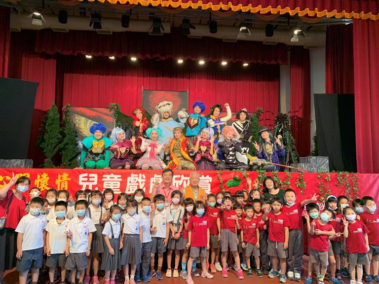 演員與小朋友們合照