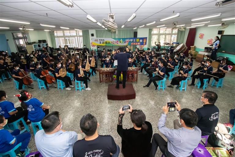 文昌國小國樂團演奏《大朝》
