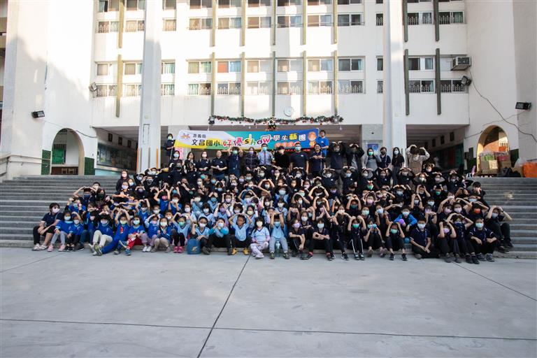文昌國小國樂團與中正國小國樂團學生合照
