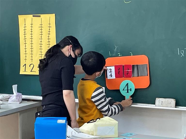 蚵間國小玠嫻老師出節奏測驗題給一年級學生。
