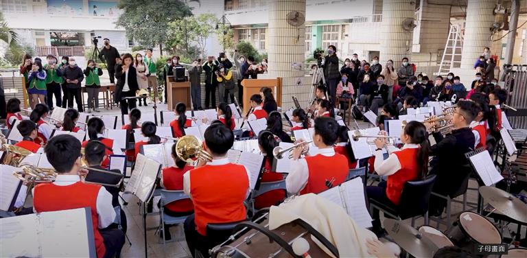 現場觀眾沉浸於悠揚的樂音ˋ中