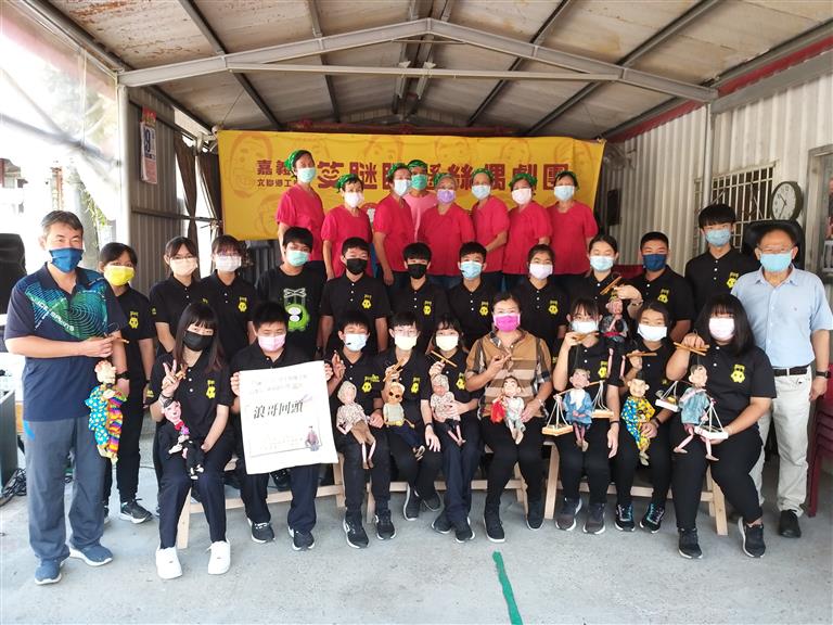 與老奶奶懸絲偶戲團大合照