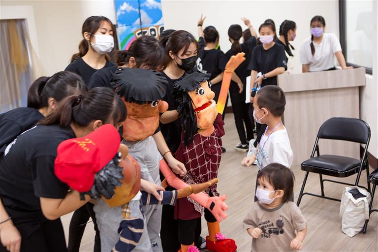 與小朋友互動