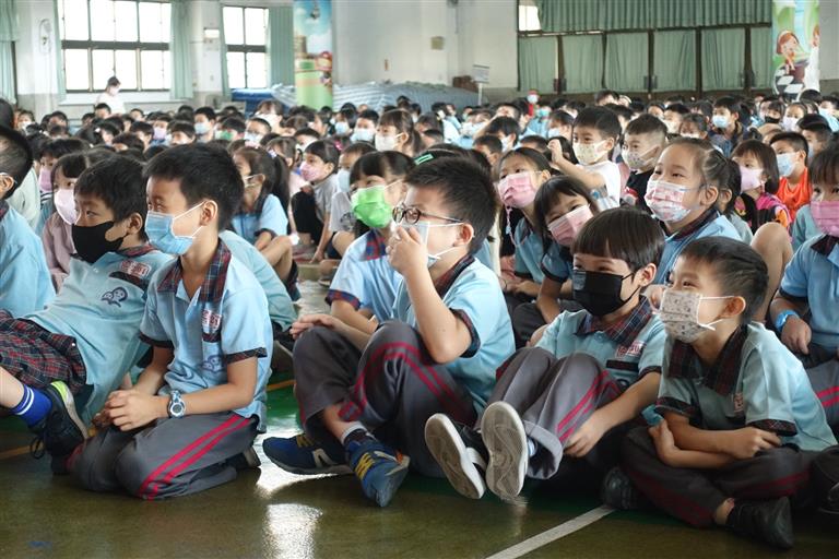 小朋友很開心的看戲