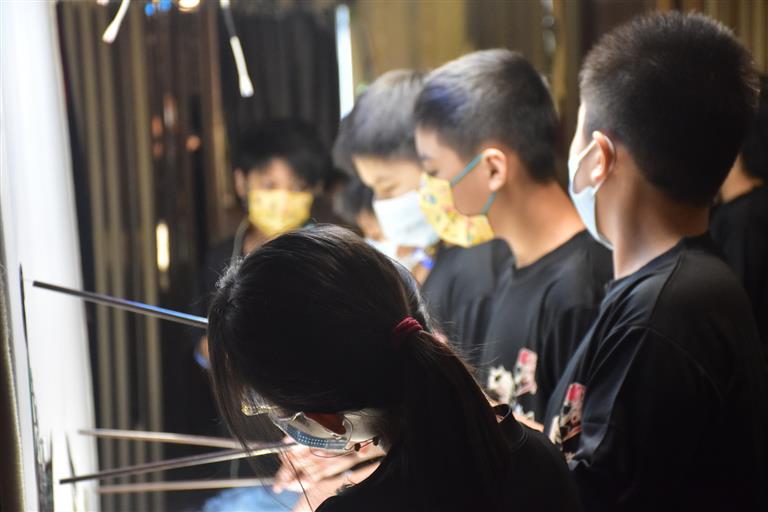 正式演出，小朋友聚精會神、全神貫注的操演戲偶。