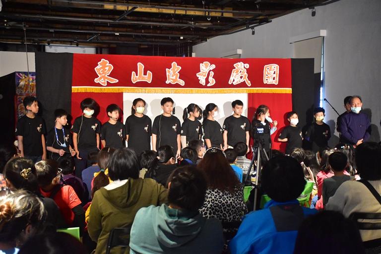 演出後，全體表演者出場謝幕。