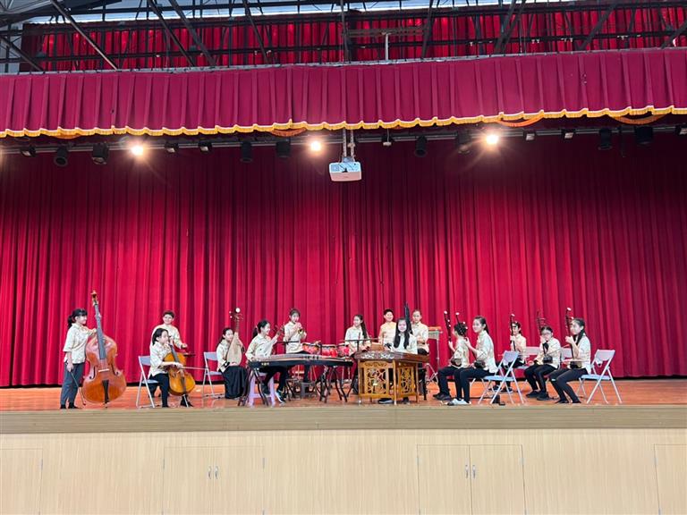 圖為絲竹團演出的開場表演「採茶歌」，樂曲熱鬧非凡，帶領觀眾用音樂感受廟會喜慶的歡愉。
