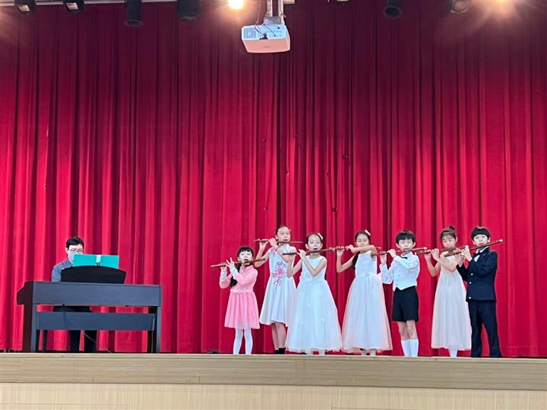 圖為笛子組所帶來的「塔塔爾族舞曲」，此為110年度學生音樂比賽的指定曲，此次臺北市個人賽事本校斬獲許多獎項。