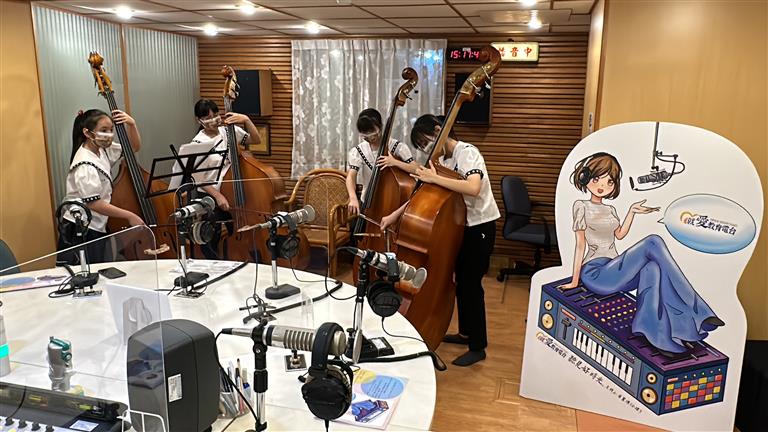 四把低音大提琴在電臺以重奏的方式演出