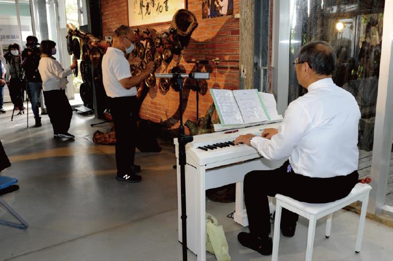 廖瑛祥老師與關懷銅鑼隊共同演出