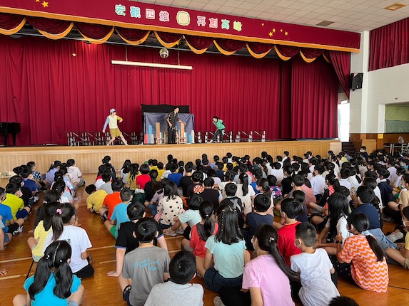 10/13 四維國小演出。第一場演出側拍