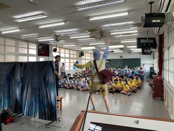 10/17 新甲國小演出。演出現場側拍。