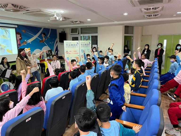 111/11/24 (四) 8:10 【八德區 茄苳國小】-小朋友非常踴躍的參與有獎徵答。