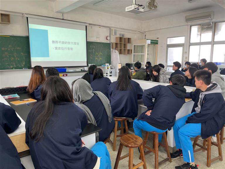 學生觀賞本團線上講座影片，於金門高中