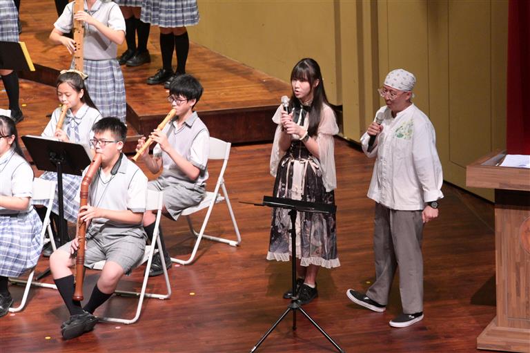 畢業學長姐一起合唱《明天會更好》