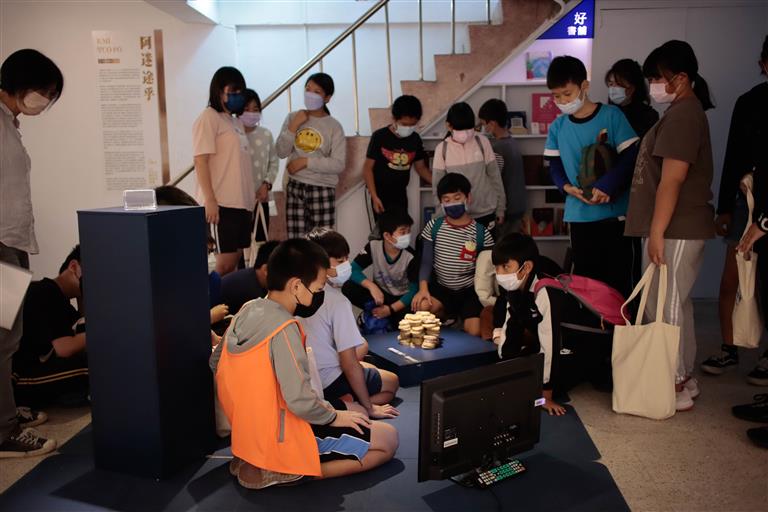 太昌國小六年級兩班師生輪流來好地下藝術空間看「阿迷途乎」青年藝術家培力展覽和分組進行藝術學習單。