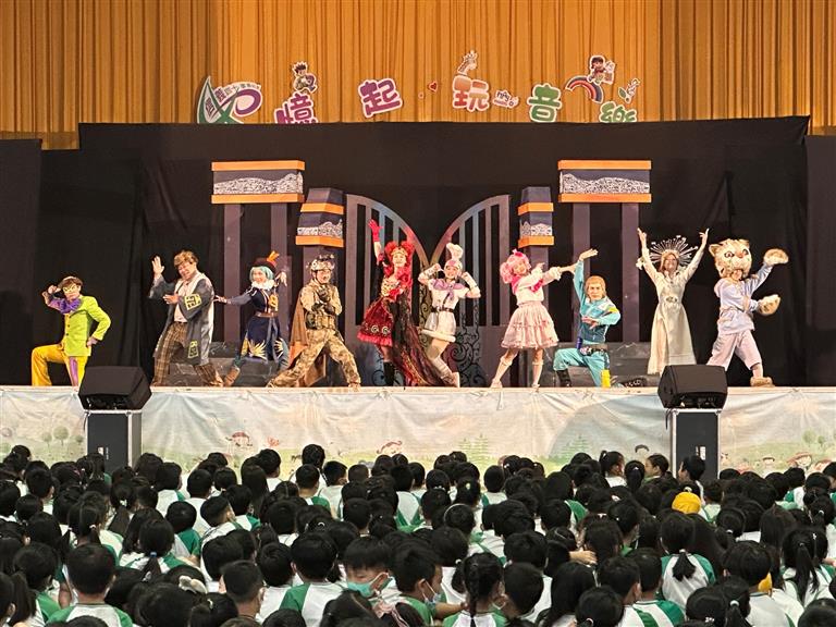 演員在舞台上精彩的演出