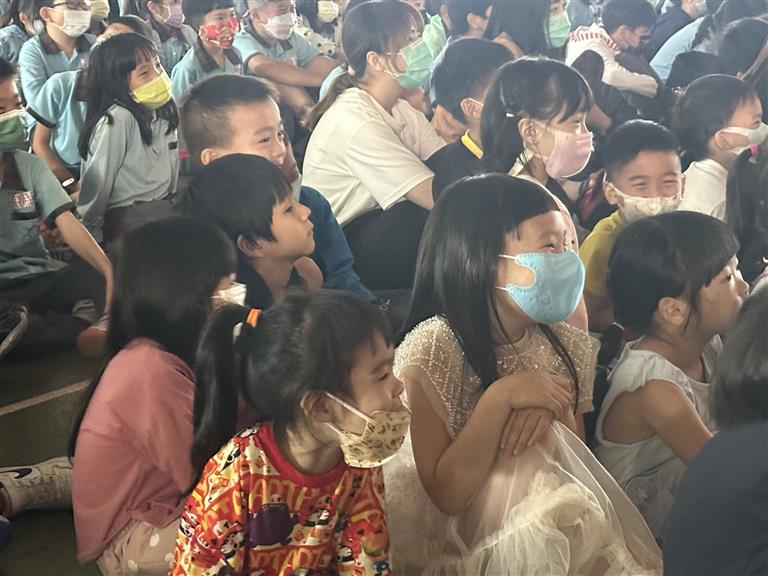 小朋友很開心的看戲