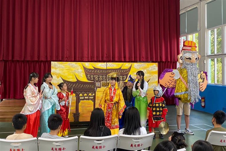 觀眾們專心地欣賞場上表演