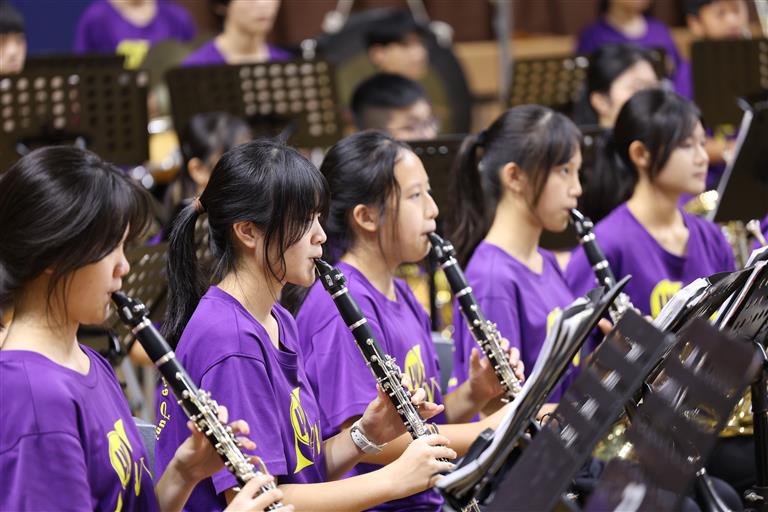 團員投入演出(豎笛)