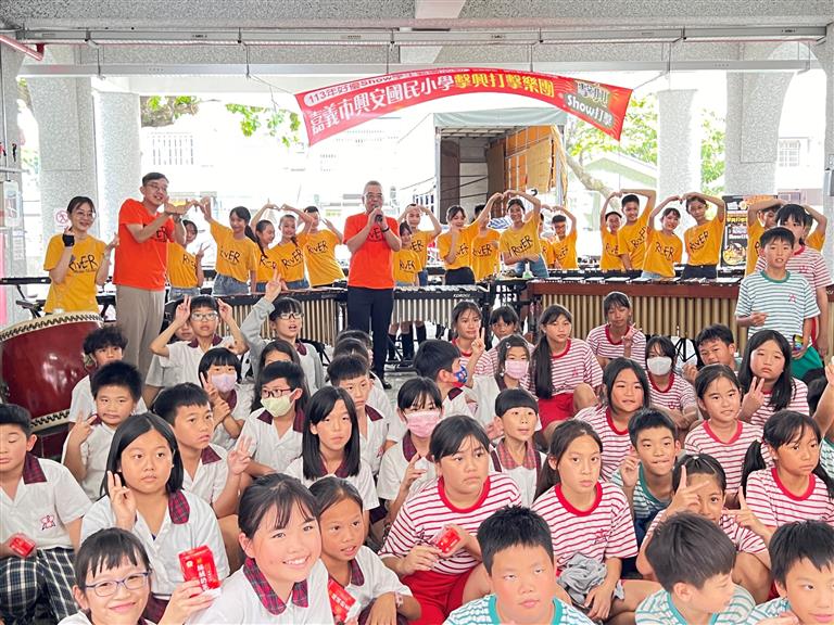 演出結束與現場觀眾合照