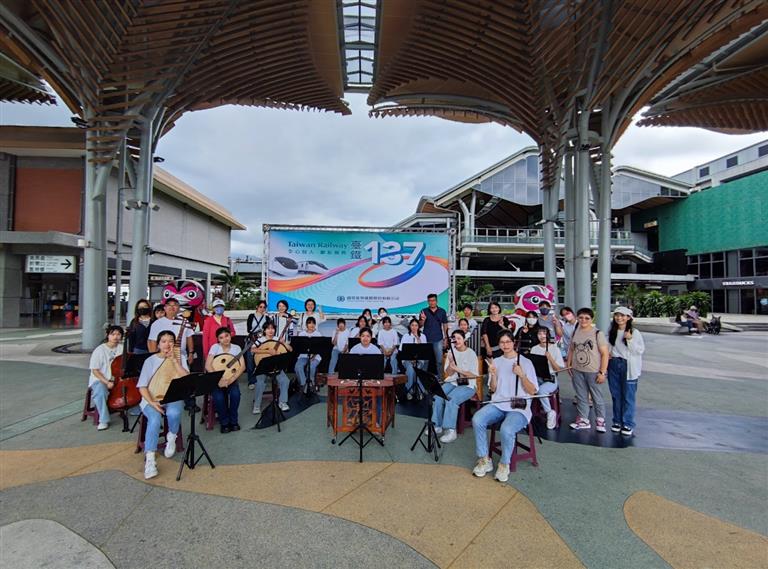 花蓮女中國樂隊於火車站快閃演出-與觀眾大合照