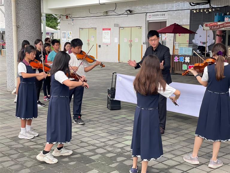 ◎拍攝地點：兒童新樂園         ◎照片內容：弦樂團演奏小小世界真美妙