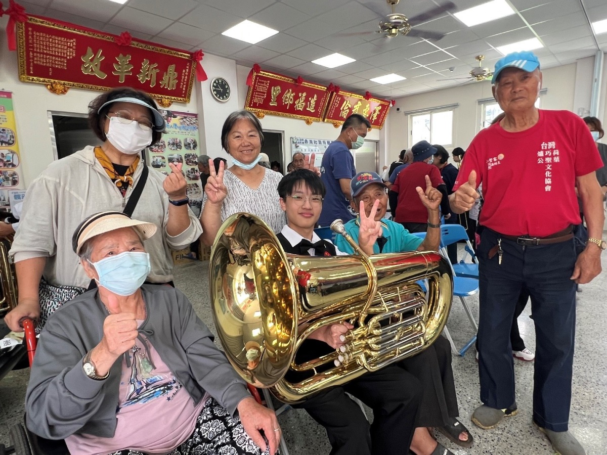 長者與樂器的近距離接觸