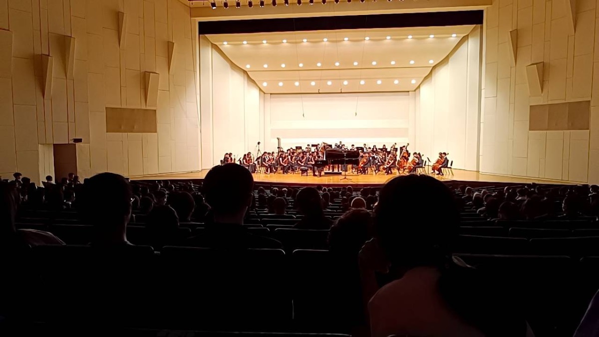 臺南場滿場觀眾-臺南女中音樂班管弦樂團與林赫同學演出波特克維茲《第一號降B大調鋼琴協奏曲，第一樂章》