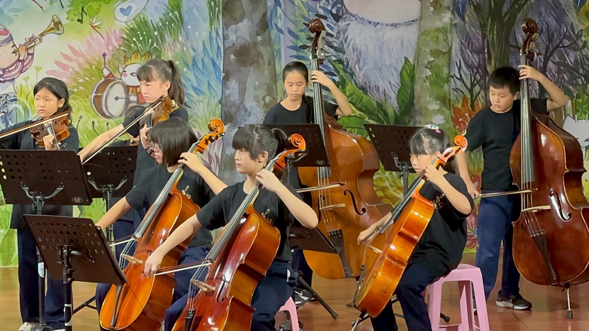 孩子們專注地演出