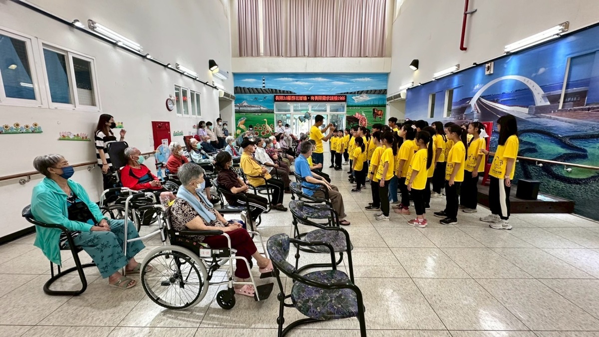 公益演出唱歌給院內老人家聽