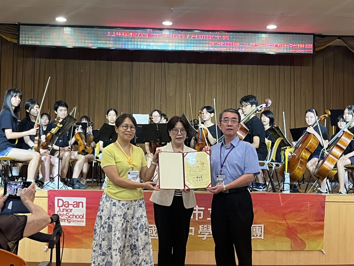 養生村主任致贈本校校長感謝狀