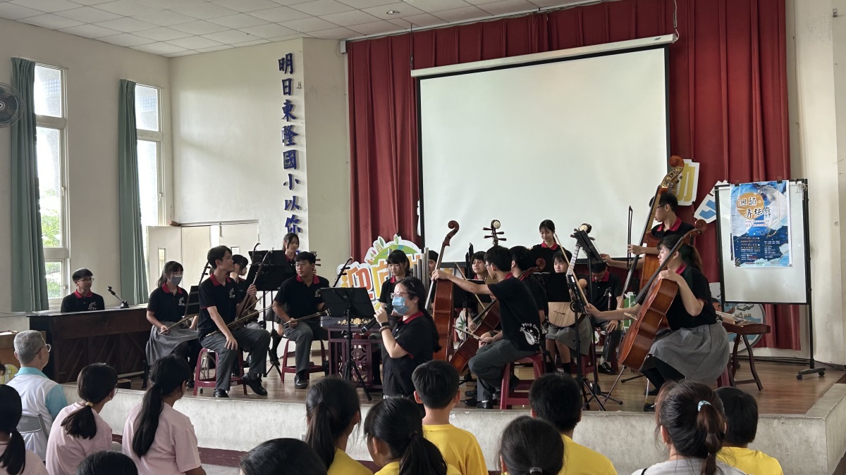 於東隆國小，老師介紹樂曲《黃土情》以及導聆