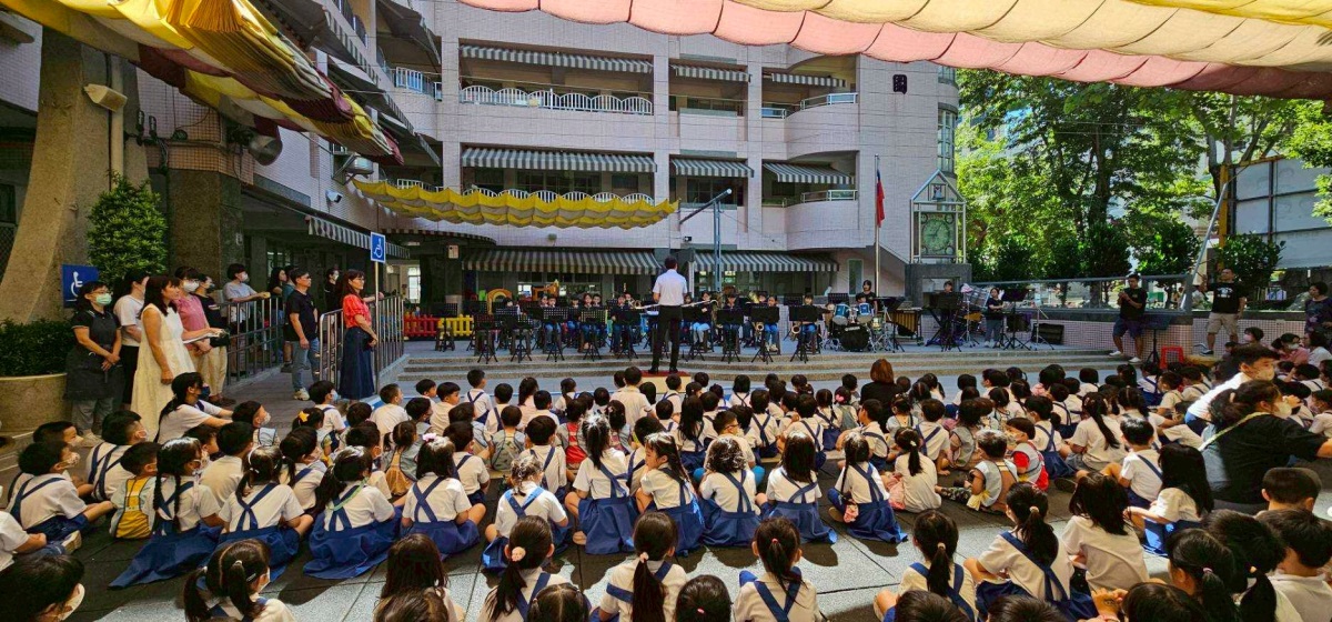 在前金幼兒園，透過輕鬆活潑的歌曲與幼兒園的孩子們互動。