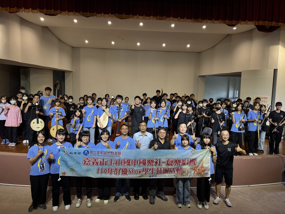 與馬公國中國樂團合照