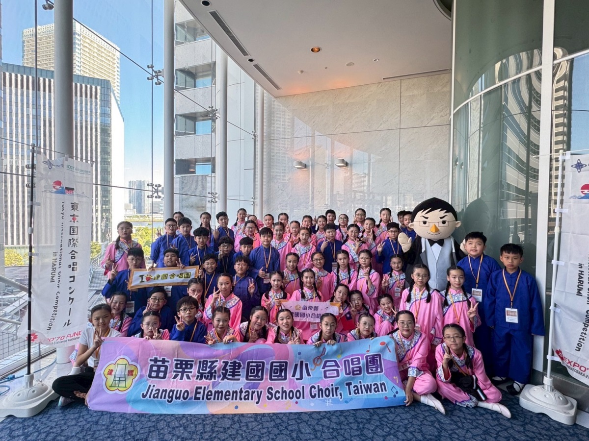 正賽後出場，師生興奮地進行大合照
