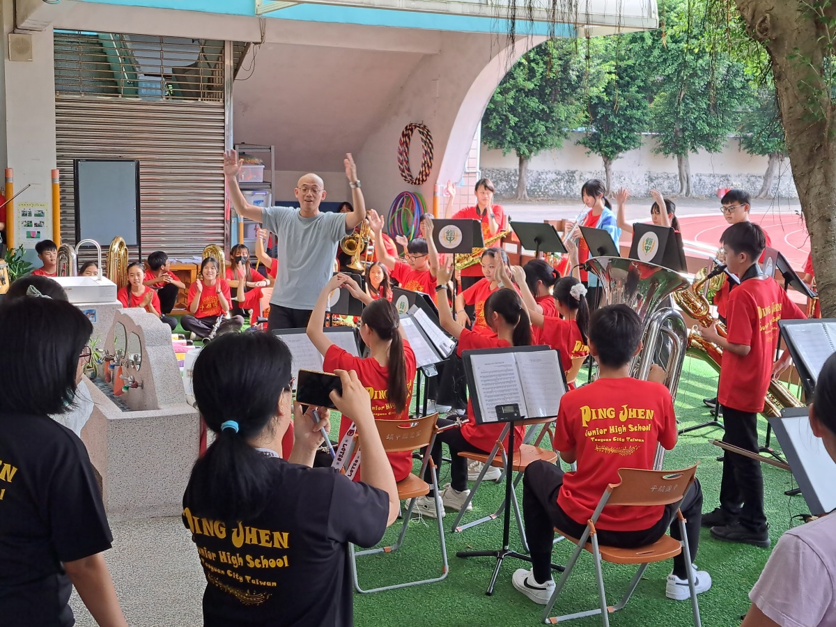 學生於社區幼兒園演出