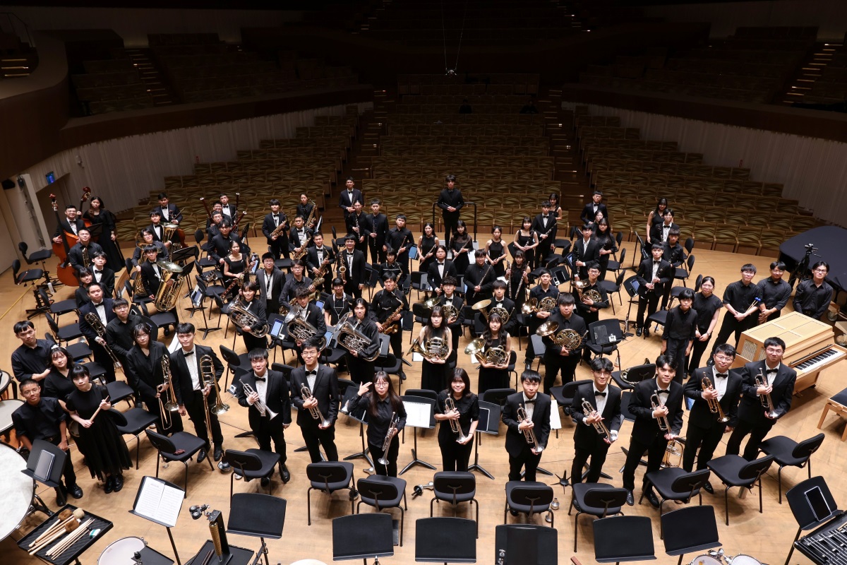 學生指揮張定墉與樂團合照