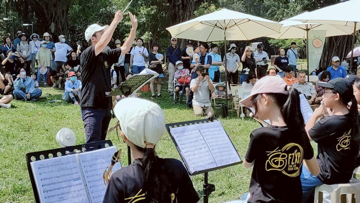 都會公園週年慶[草地音樂會]，民眾圍觀，演奏到耳熟能詳的海角七號，觀眾一起跟著節奏拍手