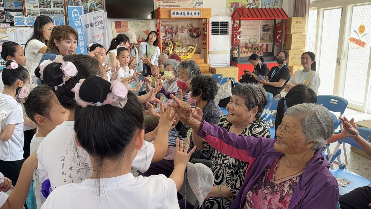 舞者教年長者體驗蓮花指