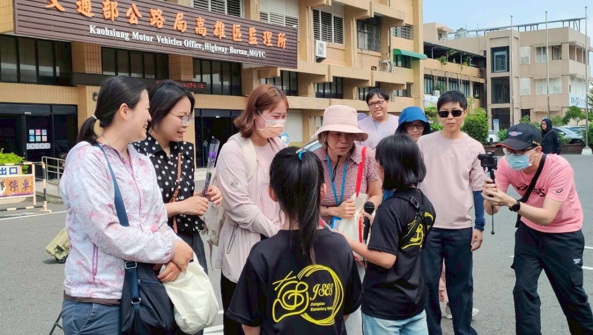 監理所表演後，孩子表演完後，拿花送給媽媽