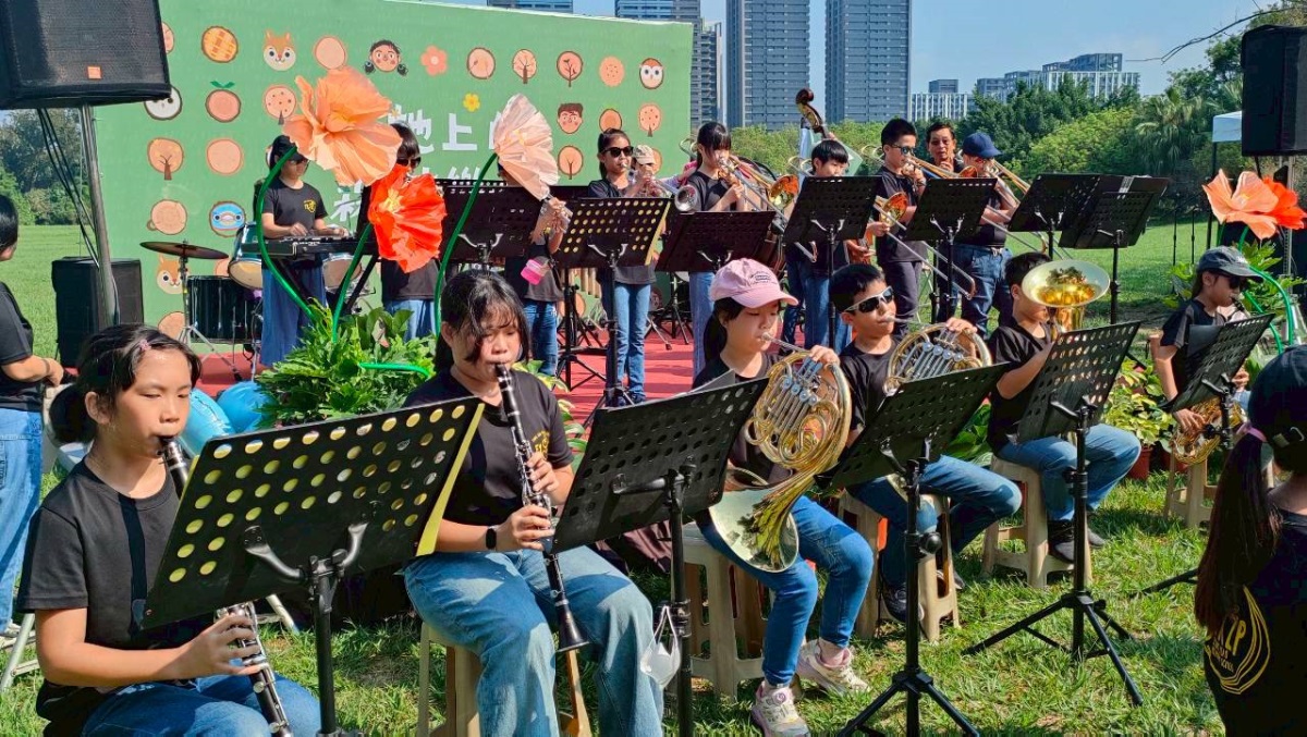 都會公園週年慶[草地音樂會]，民眾圍觀，演奏到耳熟能詳的海角七號，觀眾一起跟著節奏拍手