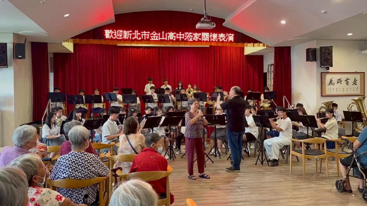 現場與老人進行台灣作曲家作品望春風之互動演出