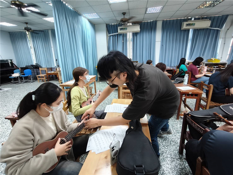 外聘師資到校進行烏克麗麗進修研習課程