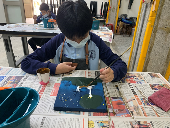 8年級(男生)：陶版浮雕作品上色。