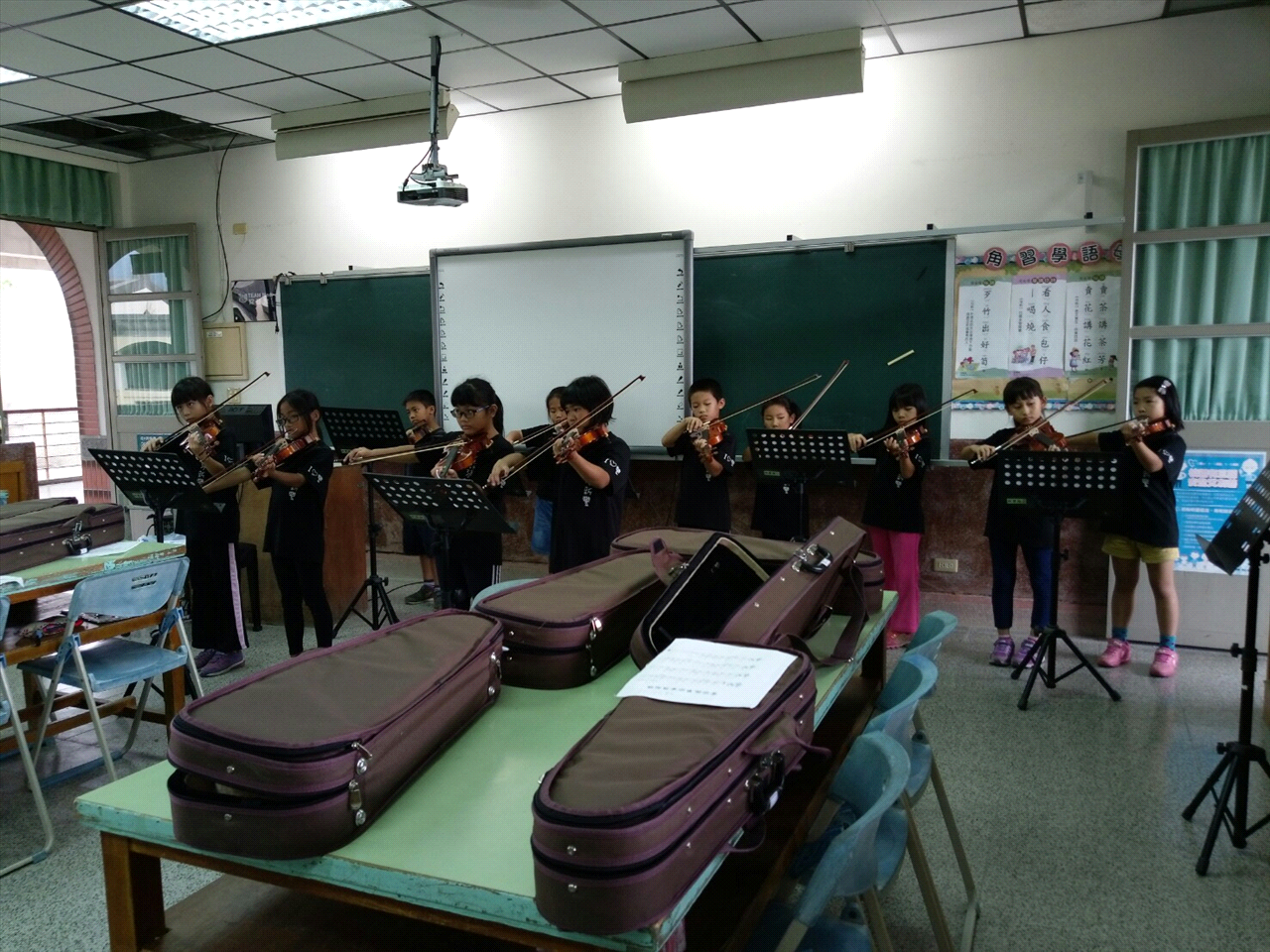 中年級混齡上提琴課的情形